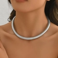 Silberne klobige Schlangenknochenkette am Hals eines Models für einen modernen Hip-Hop-Look - 3485 Silber