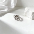 Detalle de anillo de acero inoxidable con ondas sobre satén blanco y piedra - Estilo Hueco Ondulado (40496) / Plateado