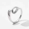 Détail de la bague ouverte en argent poli avec un design organique en forme de goutte d'eau - Modèle ouvert en forme de goutte à lignes organiques argentées (40115-2 Argent)