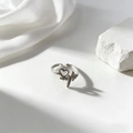 Detalle de anillo de acero inoxidable plateado con patrón de corazón y latido - Estilo de Corazón ECG (40490) / Plateado