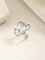 Détail d'une bague réglable argentée avec un motif protecteur œil de démon unique - Style forme d'œil avec décoration de cils argentés (40118-2 Argent)
