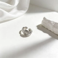 Detalle del anillo ajustable de acero inoxidable plateado con banda texturizada - Estilo Ovalado con Relieve Vintage (40500) / Plateado