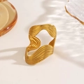 Anillo minimalista de acero inoxidable dorado con texturas onduladas cepilladas - Estilo de textura de onda cepillada irregular (40105-1 Dorado) / Dorado
