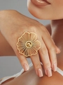 Gros plan détaillé d'une grande bague florale dorée ajourée avec motif radial et bille d'or - Style Floral Évidé Doré Exagéré (40119 Doré)