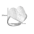 Detalle del anillo de corazón plateado con textura martillada y banda abierta ajustable - Estilo Corazón (40245) / Plateado
