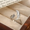 Primer plano detallado de un anillo abierto vintage de luna y estrella en lino beige - Estilo de Luna y Estrella (40251) / Plateado