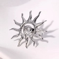 Detalle del broche de sol plateado con textura de espiral y acabado de metal martillado - Estilo de Espiral Solar (40249) / Plateado