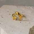 Detalle del anillo ajustable dorado con luna y estrella sobre fondo de piedra - Estilo de Luna y Estrella (40251) / Dorado