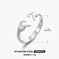 Dettaglio macro dell'anello regolabile in acciaio inossidabile con design a cuore - Argento