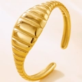Primer plano del anillo croissant dorado con textura de costillas y diseño abierto - Estilo de Hilo Croissant (40301) / Dorado