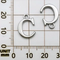 Ciondoli a lettera C placcati in argento lucido con anellini chiusi per gioielli DIY - Lettera C (16918-C)
