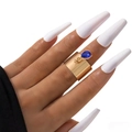 Bague large dorée ouverte avec pendentif goutte bleue sur une main de femme - Bague avec Pendentif Pierre Larme Bleue / Or