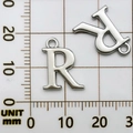Ciondoli a lettera R in metallo argento lucido con asole per creazione gioielli fai da te - Lettera R (16918-R)