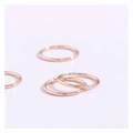 Detalle macro de anillos finos minimalistas de acero de titanio oro rosa con acabado pulido - Oro Rosa Talla 13 (40-42mm)