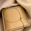 Elegante pulsera de cadena de serpiente dorada ajustable sobre fondo de seda de lujo - Dorado