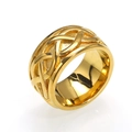 Herren Wikinger Ring aus Titanstahl mit goldenem keltischem Flechtmuster auf weißem Hintergrund - US 7 / Gold