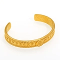 Goldenes Wikinger Armband mit Valknut Symbol und geprägten nordischen Runen - Gold