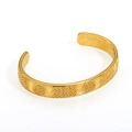Goldenes Wikinger Armreif mit Keltenknoten-Relief und strukturierter Hammerschlag-Optik - Gold