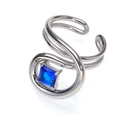 Detail des offenen Rings mit quadratischem blauem Zirkon und 18k Gold Hohllinien-Design - Einstellbar Offen / Edelstahl Silberfarbe Blauer Zirkonia