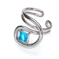 Makroaufnahme eines blauen Zirkonia auf einem silbernen, hohlen, stromlinienförmigen Ring - Einstellbar Offen / Stahlfarbe mit seeblauem Zirkonia