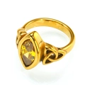 Dettaglio macro di anello dorato con gemma gialla taglio marquise e nodi celtici incisi - 7 / Oro Zircone Giallo