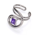 Nahaufnahme des silbernen verstellbaren Rings mit quadratischem violettem Stein - Einstellbar Offen / Stahlviolett Zirkonia
