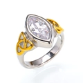 Dettaglio macro del cristallo marquise e nodi triquetra dorati su anello in acciaio bicolore - 7 / Bicolore Oro Argento Zircone Bianco