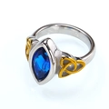 Dettaglio della gemma blu taglio marquise e nodi celtici dorati sull'anello in acciaio - 7 / Bicolore Zircone Blu