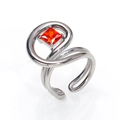 Detail eines silbernen Rings mit Hohllinien, quadratischem orangefarbenem Zirkon und offenem Design - Einstellbar Offen / Stahlfarbe Orangeroter Strass