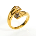 Dettaglio dell'anello bypass dorato con zircone a stella e texture opaca rifinita - US 6 / Stile Doppia Stella con Intarsio Trasparente (Stile Oro 4)