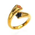 Dettaglio anello in oro 18K con stelle di zircone rosa e nero su fascia regolabile - US 6 / Stile Meteora Orbitante (Stile Oro 2)