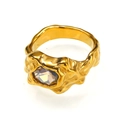 Detailansicht des goldenen Lava-Rings mit strukturierter Textur und facettiertem Edelstein - Gold Champagner Stein
