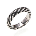 Détail de la bague torsadée vintage avec finition argentée oxydée et motif texturé précis - US 6 / Acier