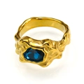 Makroansicht goldener Lavaring mit einem rechteckigen blauen Edelstein-Inlay - Gold Basis Königsblau Zirkonia