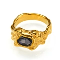 Detailaufnahme des Goldrings mit Lavatextur und dunkelgrauem Edelstein im Oktagonschliff - Gold Mineral Schwarz Edelstein
