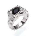 Detail eines Lavatextur-Edelstahlrings mit oval facettiertem schwarzem Edelstein - Stahlfarbe Schwarzer Zirkon
