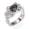 Makroaufnahme: Silberner Ring mit Lava-Struktur und schwarzem Edelstein-Detail - Stahlfarbe mit mineralschwarzem Zirkonia