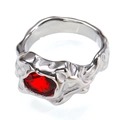 Makroansicht des Lavastruktur-Rings aus Silberstahl mit rotem rechteckigem Edelstein - Stahl Roter Zirkon