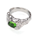 Detailansicht der silbernen Lava-Ring-Textur mit einem ovalen grünen Edelstein-Inlay - Stahl (Grasgrüner Zirkonia)