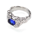Makroaufnahme eines silbernen Lavarings mit einem funkelnden tiefblauen Edelstein - Edelstahl Silberfarbe Blauer Zirkonia