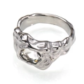 Detailaufnahme eines silbernen Lava-Rings mit großem facettiertem klarem Edelstein - Stahlfarben Weißer Zirkon