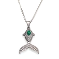 Detailopname van een vintage koi-vissenstaart hanger met een groene edelsteen - Groene Edelsteen Visstaart Stijl (Staal Kleur Stijl 4)