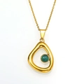 Franse stijl gouden ketting met onregelmatige hanger en groene edelsteen op wit decor - Goud Groen