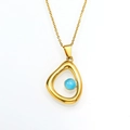 Macro-opname van gouden druppelvormige hanger met lichtblauwe edelsteen aan de ketting - Goud Aquablauwe Edelsteen