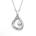 Macro-opname van de onregelmatige zilveren hanger met witte parel aan een fijne ketting - Stalkleurige Parel