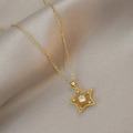 Elegante collar con colgante de estrella dorada y circonita sobre seda gris - Estrella de cinco puntas