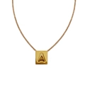 Collar dorado con colgante cuadrado letra A en relieve y acabado pulido de 18K - Estilo A