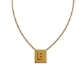 Collar medallón cuadrado de oro pulido con letra B grabada en una cadena delicada - Estilo B