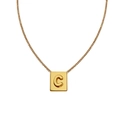 Elegante collar con colgante cuadrado dorado y letra C en relieve en cadena fina - Estilo C