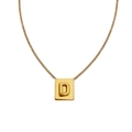 Collar dorado con colgante cuadrado y letra D en relieve sobre una cadena fina - Estilo D